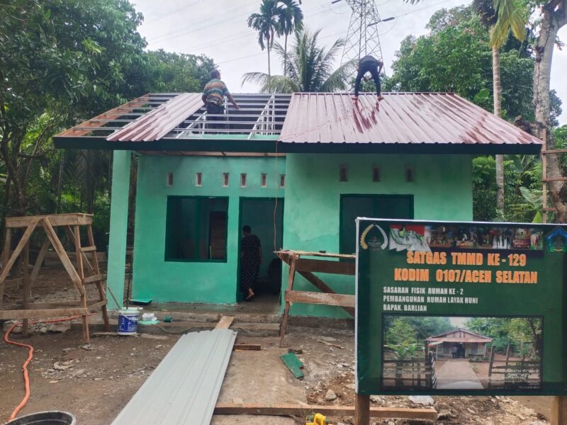 Personel Satgas TMMD Reguler ke-129 Kodim 0107/Aceh Selatan bersama warga melaksanakan pengecatan rumah milik Barlian di Desa Kemumu Hilir, Kecamatan Labuhanhaji Timur, Kamis (6/8/2026). Foto: Dok. Istimewa 