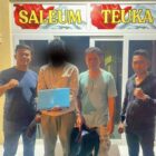 Polsek Lueng Bata mengamankan seorang mantan karyawan Hotel Amoda berinisial SSE (33) yang diduga mencuri laptop inventaris hotel karena tidak terima diberhentikan sebagai karyawan, Banda Aceh, Senin (3/8/2026). Foto: Dok. Istimewa