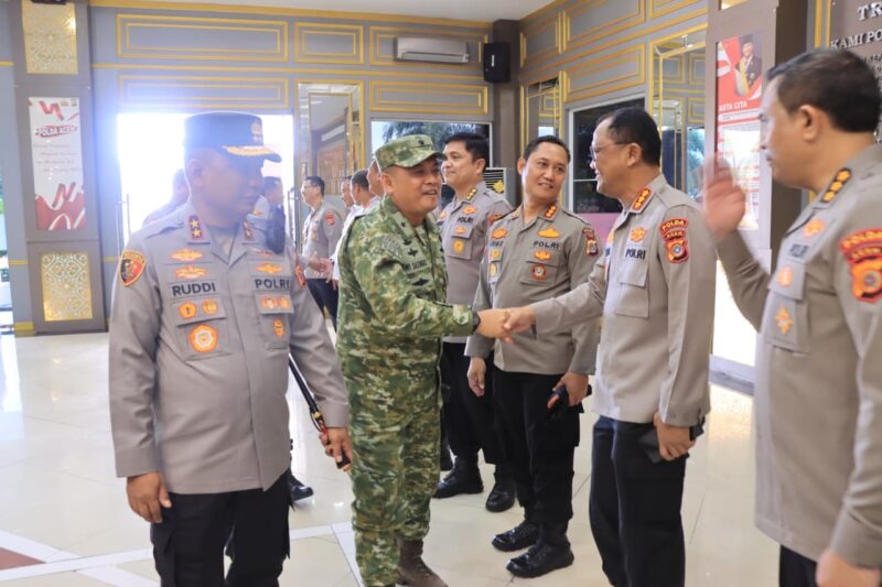 Kapolda Aceh Irjen Pol. Ruddi Setiawan menerima kunjungan silaturahmi Kasdam Iskandar Muda Brigjen TNI Dwi Sasongko di Mapolda Aceh, Senin (3/8/2026). Foto: Dok. Istimewa 