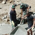 Personel Satgas TMMD Reguler ke-129 Kodim 0107/Aceh Selatan bersama warga melaksanakan pengecoran box culvert titik pertama pada jalur pembukaan badan jalan sepanjang 1,5 kilometer di Desa Kemumu Seberang, Kecamatan Labuhanhaji Timur, Sabtu (8/8/2026). Foto: Dok. Istimewa