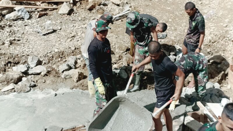 Personel Satgas TMMD Reguler ke-129 Kodim 0107/Aceh Selatan bersama warga melaksanakan pengecoran box culvert titik pertama pada jalur pembukaan badan jalan sepanjang 1,5 kilometer di Desa Kemumu Seberang, Kecamatan Labuhanhaji Timur, Sabtu (8/8/2026). Foto: Dok. Istimewa 