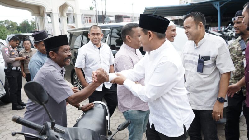 Wagub Aceh Fadhlullah (Dek Fadh) bersilaturahmi dengan masyarakat dan anak yatim dalam peringatan Maulid Nabi Muhammad SAW di Kemukiman Teupin Raya, Kabupaten Pidie, Selasa (25/8/2026). Foto: Dok. Istimewa 