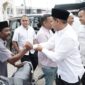 Wagub Aceh Fadhlullah (Dek Fadh) bersilaturahmi dengan masyarakat dan anak yatim dalam peringatan Maulid Nabi Muhammad SAW di Kemukiman Teupin Raya, Kabupaten Pidie, Selasa (25/8/2026). Foto: Dok. Istimewa 
