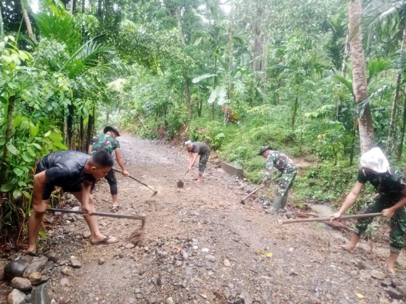 Personel Satgas TMMD Reguler ke-129 Kodim 0107/Aceh Selatan bersama alat berat terus mempercepat pembukaan jalan sepanjang 1,5 kilometer di Desa Kemumu Sebrang, Kecamatan Labuhanhaji Timur, Selasa (4/8/2026). Foto: Dok. Istimewa 
