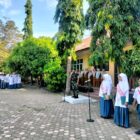 Danramil 08/Kembang Tanjong Kapten Cba Andi Syahputra Siregar saat memberikan wawasan kebangsaan kepada siswa SMA Negeri 1 Kembang Tanjong dalam upacara bendera di Desa Tanjong, Kecamatan Kembang Tanjong, Pidie, Senin (31/8/2026). Foto: Dok. Istimewa 