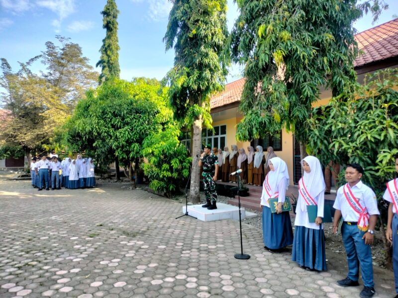 Danramil 08/Kembang Tanjong Kapten Cba Andi Syahputra Siregar saat memberikan wawasan kebangsaan kepada siswa SMA Negeri 1 Kembang Tanjong dalam upacara bendera di Desa Tanjong, Kecamatan Kembang Tanjong, Pidie, Senin (31/8/2026). Foto: Dok. Istimewa 