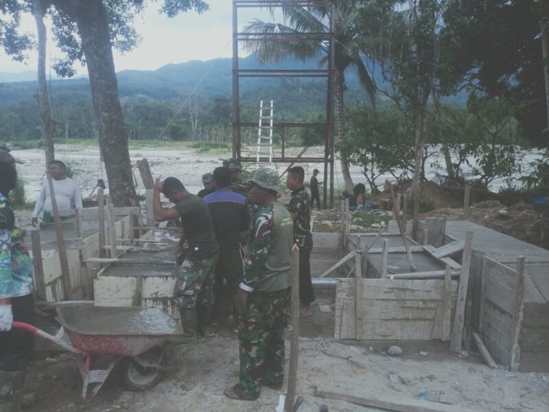 Personel TNI bersama masyarakat bergotong royong melakukan pengecoran lantai jembatan beton di Desa Bunga Melur, Kecamatan Deleng Pokhkisen, Aceh Tenggara, Jumat (7/8/2026). Foto: Dok. Istimewa 