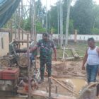 Personel Satgas TMMD Ke-129 Kodim 0102/Pidie bersama teknisi melanjutkan proses pengeboran sumur bor di Kompleks Masjid Desa Blang Cot, Kecamatan Sakti, Kabupaten Pidie, Rabu (5/8/2026). Foto: Dok. Istimewa