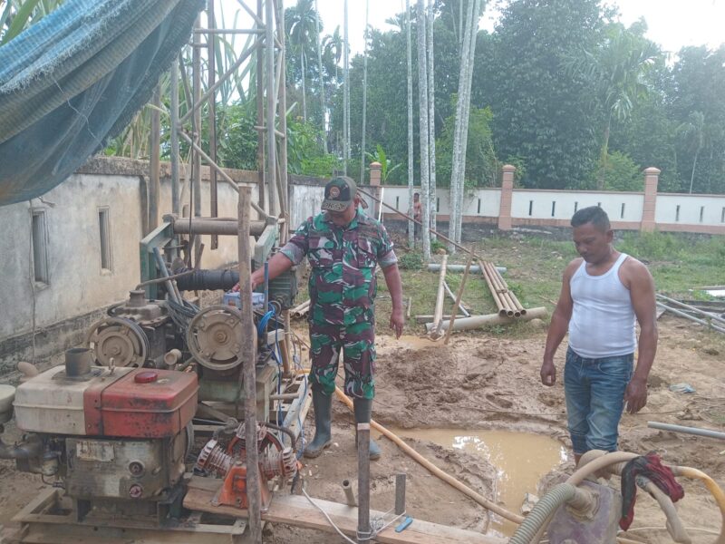 Personel Satgas TMMD Ke-129 Kodim 0102/Pidie bersama teknisi melanjutkan proses pengeboran sumur bor di Kompleks Masjid Desa Blang Cot, Kecamatan Sakti, Kabupaten Pidie, Rabu (5/8/2026). Foto: Dok. Istimewa 