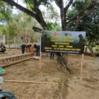 Personel Satgas TMMD Ke-129 Kodim 0102/Pidie menyiapkan kandang ayam petelur, kolam budidaya ikan lele, dan kebun sayur di sekitar lokasi rehabilitasi Rumah Tidak Layak Huni (RTLH) di Desa Lhok Panah, Kecamatan Sakti, Kamis (6/8/2026). Foto: Dok. Istimewa