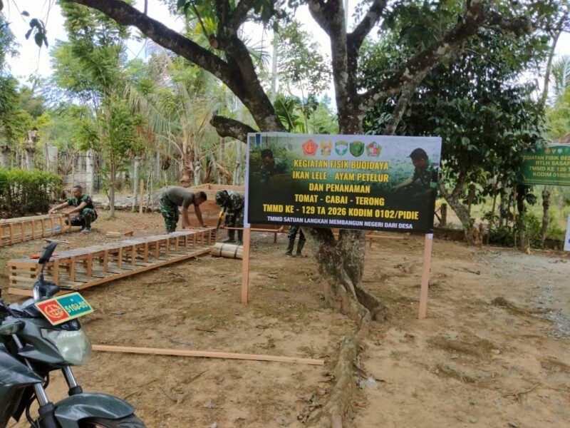 Personel Satgas TMMD Ke-129 Kodim 0102/Pidie menyiapkan kandang ayam petelur, kolam budidaya ikan lele, dan kebun sayur di sekitar lokasi rehabilitasi Rumah Tidak Layak Huni (RTLH) di Desa Lhok Panah, Kecamatan Sakti, Kamis (6/8/2026). Foto: Dok. Istimewa 