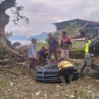 Babinsa Koramil 04/Bintang Koptu Amris Gunawan bersama warga melaksanakan gotong royong pemasangan pipa air bersih,Minggu (2/8/2026).(Dok: Ist)