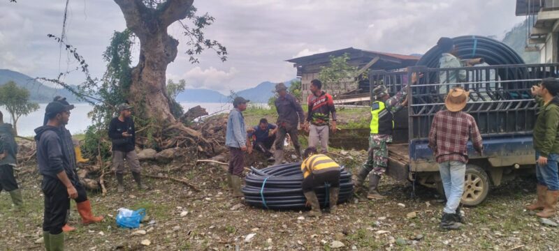 Babinsa Koramil 04/Bintang Koptu Amris Gunawan bersama warga melaksanakan gotong royong pemasangan pipa air bersih,Minggu (2/8/2026).(Dok: Ist)