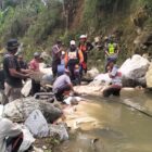 Babinsa Koramil 04/Bintang Serda Amris Gunawan bersama warga Desa Kala Bintang melaksanakan gotong royong pemasangan pipa air bersih, Sabtu (1/8/2026).foto.(dok:Ist)