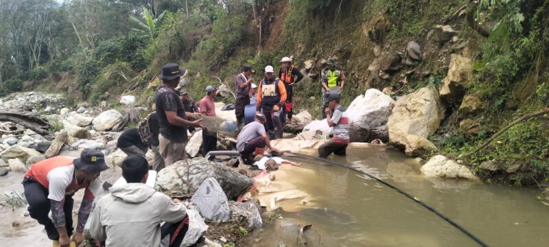 Babinsa Koramil 04/Bintang Serda Amris Gunawan bersama warga Desa Kala Bintang melaksanakan gotong royong pemasangan pipa air bersih, Sabtu (1/8/2026).foto.(dok:Ist)
