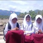 Pelajar SD Negeri 10 Kecamatan Linge, Kabupaten Aceh Tengah, menunjukkan rasa bahagia usai hadirnya Jembatan Perintis Garuda,3/8/3026.foto.(dok:Ist)