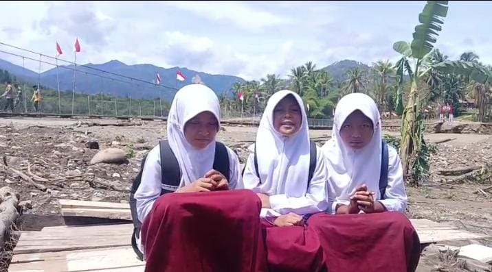 Pelajar SD Negeri 10 Kecamatan Linge, Kabupaten Aceh Tengah, menunjukkan rasa bahagia usai hadirnya Jembatan Perintis Garuda,3/8/3026.foto.(dok:Ist)