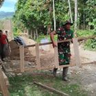 Babinsa Koramil 08/Silih Nara Koptu Wawan W bersama warga membersihkan sisa material bangunan rumah di Desa Wihni Durin, Senin (03/08/2026).foto.(Dok:Ist)