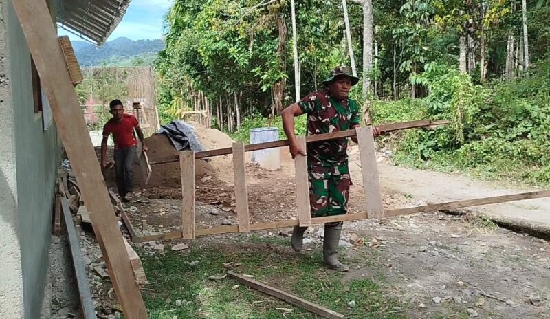 Babinsa Koramil 08/Silih Nara Koptu Wawan W bersama warga membersihkan sisa material bangunan rumah di Desa Wihni Durin, Senin (03/08/2026).foto.(Dok:Ist)