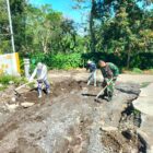 Babinsa Koramil 08/Silih Nara Sertu Junaidi Ahmat bersama warga melaksanakan gotong royong membersihkan lingkungan di Desa, Senin (03/08/2026).(Dok:Ist)
