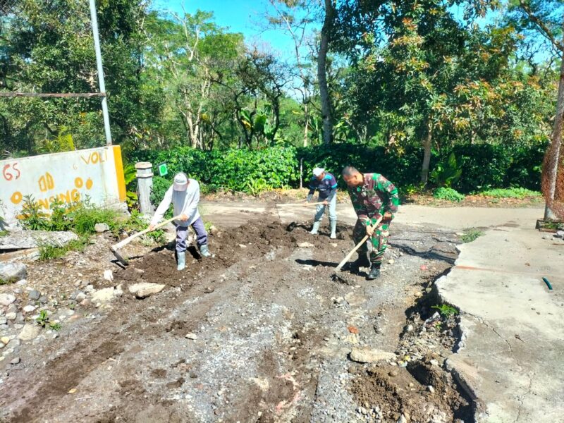 Babinsa Koramil 08/Silih Nara Sertu Junaidi Ahmat bersama warga melaksanakan gotong royong membersihkan lingkungan di Desa, Senin (03/08/2026).(Dok:Ist)