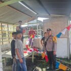 Bhabinkamtibmas Polsek Bandar Polres Bener Meriah Aipda Candra Sugara, S.H., bersama pemuda Desa Kala Nempan saat bergotong royong memasang umbul-umbul dan bendera Merah Putih dalam rangka menyambut HUT RI ke-81,3/8/2026.foto.(dok:Ist)