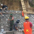Babinsa Koramil 01/Lut Tawar Serka Ruliadi bersama warga melaksanakan gotong royong, Selasa (4/8/2026).Foto.(Dok:Ist)