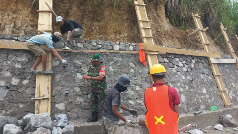Babinsa Koramil 01/Lut Tawar Serka Ruliadi bersama warga melaksanakan gotong royong, Selasa (4/8/2026).Foto.(Dok:Ist)