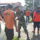 Serda Alamsyah bersama warga melaksanakan karya bhakti membersihkan sampah plastik di desa binaa, Selasa (4/8/2026).Foto.(Dok: Ist)