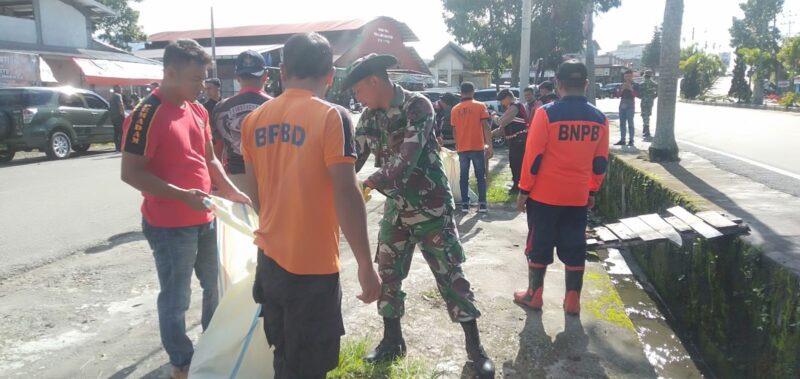 Serda Alamsyah bersama warga melaksanakan karya bhakti membersihkan sampah plastik di desa binaa, Selasa (4/8/2026).Foto.(Dok: Ist)