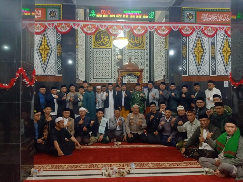 Dandim 0106/Aceh Tengah Letkol Czi Rudy Haryanto bersama unsur Forkopimda, tokoh agama, dan jamaah usai pelaksanaan Safari Subuh di Masjid Ar-Rahmah,(5/8/2026).foto.(Dok:Ist)