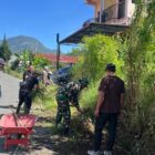 Babinsa Koramil 02/Bebesen Sertu Muhadi bersama warga melaksanakan karya bhakti pembersihan rumput dan parit, (6/8/2026).foto.(Dok:Ist)