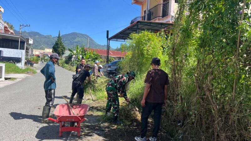 Babinsa Koramil 02/Bebesen Sertu Muhadi bersama warga melaksanakan karya bhakti pembersihan rumput dan parit,  (6/8/2026).foto.(Dok:Ist)