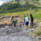 Babinsa Koramil 03/Pegasing Serda Puspida membantu warga membangun rumah,(7/8/2026).foto.(dok:Ist)