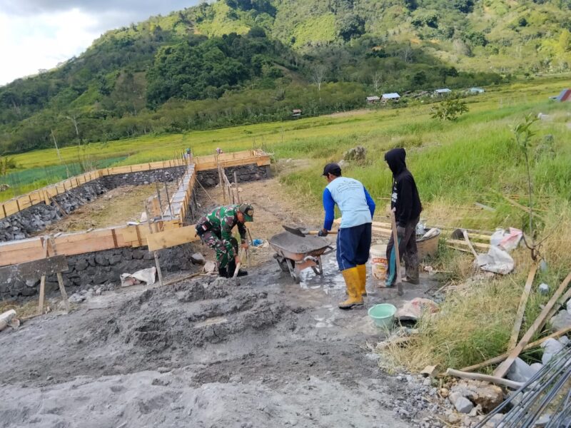 Babinsa Koramil 03/Pegasing Serda Puspida membantu warga membangun rumah,(7/8/2026).foto.(dok:Ist)