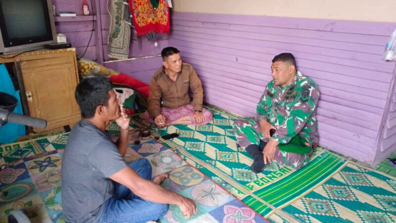 Ket Foto: Babinsa Koramil 03/Pegasing Sertu Doni Dame W melaksanakan Komsos bersama masyarakat,(7/8/2026).(Dok:Ist)
