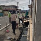Ket foto: Personel Polsek Bandar Saat membersihkan parit,(dok:Ist).