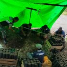 Ket foto: Babinsa Koramil 04/Bintang Sertu Firman Wahyudi membantu warga mengisi polibag bibit kopi di Desa Sintef.(dok:Ist)