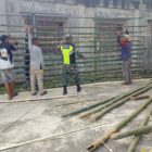 Ket foto: Babinsa Koramil 04/Bintang Serda Arif Fahmi bersama warga membuat pagar lapangan voli di Desa Wilah Setie.(Dok:Ist)