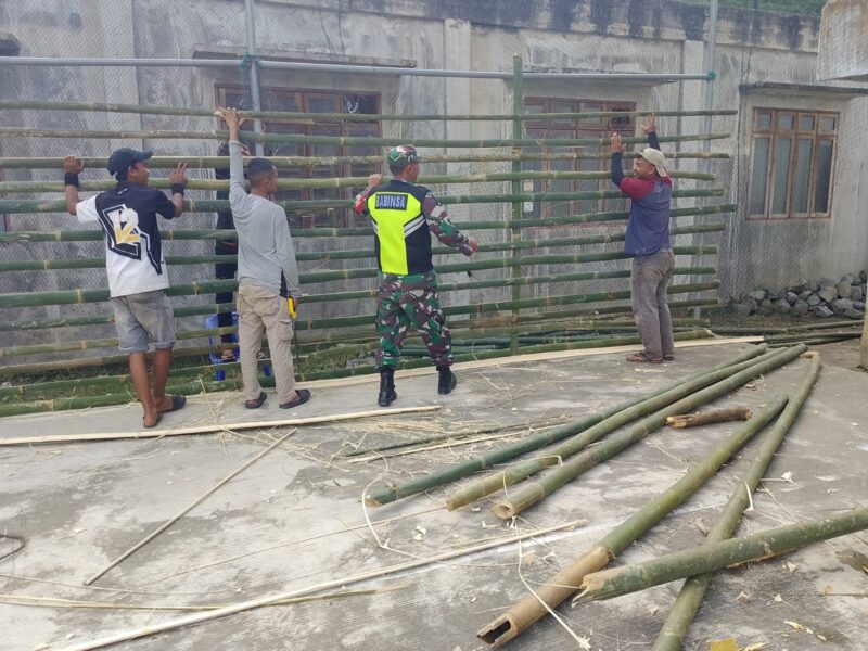 Ket foto: Babinsa Koramil 04/Bintang Serda Arif Fahmi bersama warga membuat pagar lapangan voli di Desa Wilah Setie.(Dok:Ist)