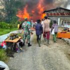 Ket Foto: Babinsa Koramil 06/Jagong bersama warga berjibaku memadamkan kebakaran rumah milik warga di Kecamatan Jagong Jeget, Aceh Tengah, Minggu (9/8/2026).(Dok:Ist)