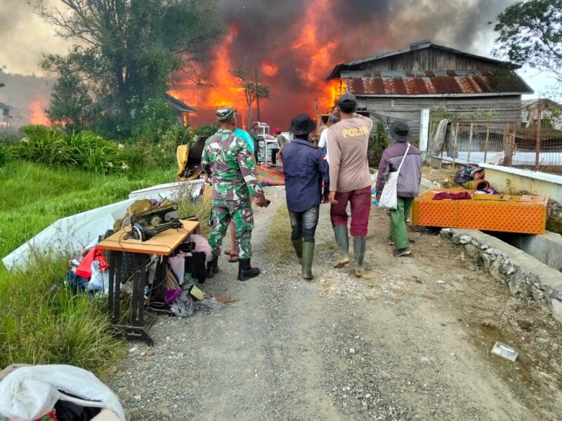 Ket Foto: Babinsa Koramil 06/Jagong bersama warga berjibaku memadamkan kebakaran rumah milik warga di Kecamatan Jagong Jeget, Aceh Tengah, Minggu (9/8/2026).(Dok:Ist)