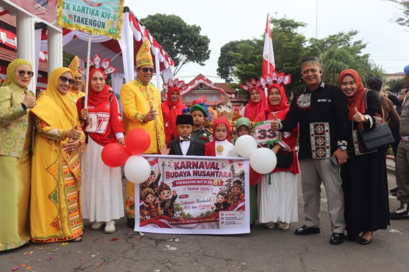 Ket Foto :Bupati Aceh Tengah Drs. Haili Yoga, M.Si., didampingi Dandim 0106/Aceh Tengah Letkol Czi. Rudi Haryanto bersama Forkopimda saat melepas peserta karnaval dalam rangka memeriahkan hari besar di Aceh Tengah, Senin (10/8/2026).(Dok:Ist)