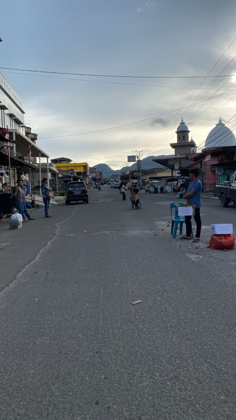 Ket Foto: Pemuda Kampung Bahagie Bertona membuka donasi untuk membantu korban kebakaran Pasar Jagong Jeget, (10/8/2026).Dok:(Rahmat/Acehnow)