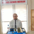 Keterangan Foto: Seorang pria berinisial S (36) diamankan petugas Satresnarkoba Polres Bener Meriah bersama barang bukti, Senin (10/8/2026).(Dok:Ist)