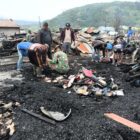 Ket Foto: Personel Koramil 06/Jagong jajaran Kodim 0106/Aceh Tengah dan masyarakat bergotong royong membersihkan puing-puing sisa kebakaran di kawasan Pasar Jagong Jeget, (11/8/2026).(Dok:Ist)