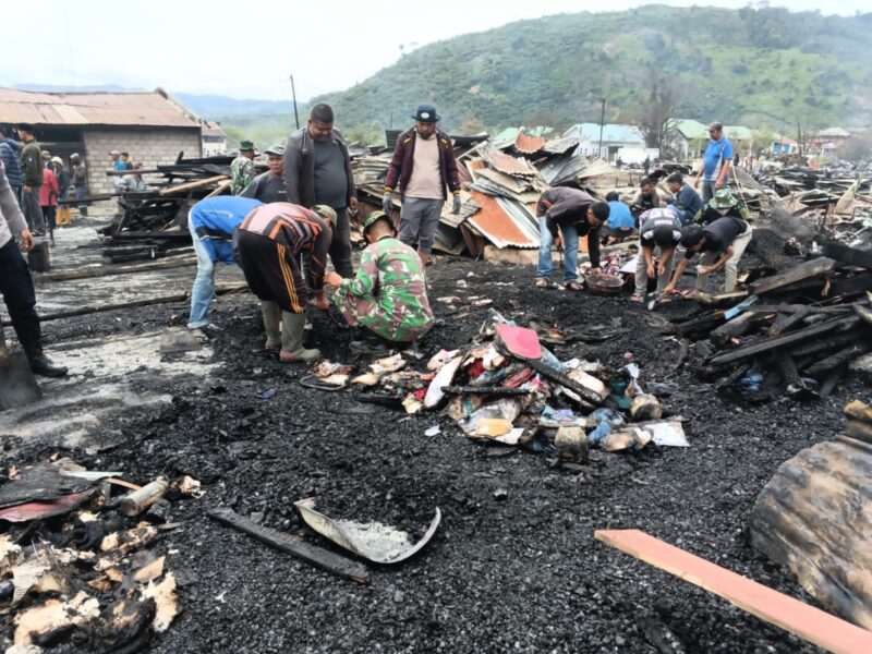 Ket Foto: Personel Koramil 06/Jagong jajaran Kodim 0106/Aceh Tengah dan masyarakat bergotong royong membersihkan puing-puing sisa kebakaran di kawasan Pasar Jagong Jeget, (11/8/2026).(Dok:Ist)
