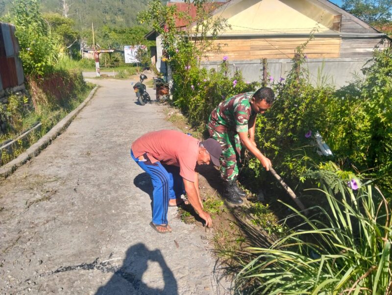 Babinsa Koramil 01/Lut Tawar Kodim 0106/Aceh Tengah Serka Sulistiono bersama warga melaksanakan gotong royong,(12/8/2026). Dok: Ist 