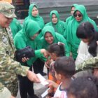 Ket Foto: Dandim 0106/Aceh Tengah Letkol Czi Rudy Haryanto secara langsung menyerahkan bantuan kemanusiaan kepada warga terdampak di Posko Pengungsian Desa Jagong Ayu, Kecamatan Jagong Jeget, Aceh Tengah, Jumat (14/8/2026).(Dok:Ist)