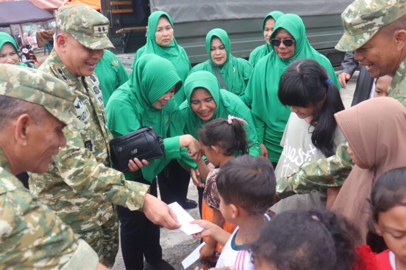 Ket Foto: Dandim 0106/Aceh Tengah Letkol Czi Rudy Haryanto secara langsung menyerahkan bantuan kemanusiaan kepada warga terdampak di Posko Pengungsian Desa Jagong Ayu, Kecamatan Jagong Jeget, Aceh Tengah, Jumat (14/8/2026).(Dok:Ist)